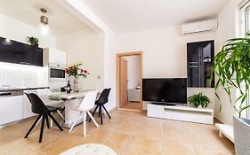 Ln New Apartment Split